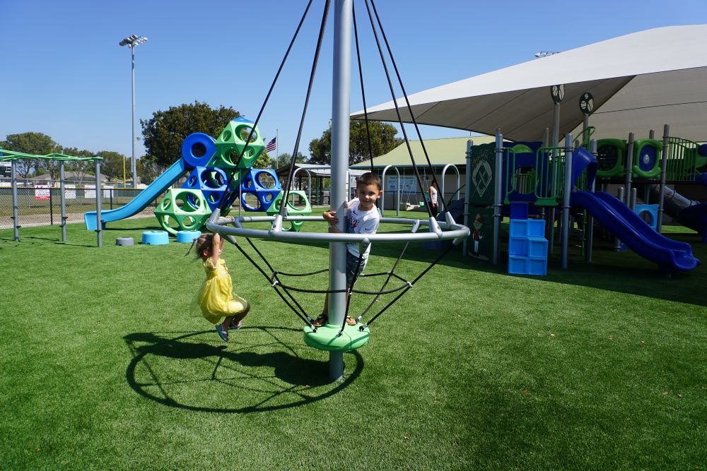 Koza-Sal - kids on playground